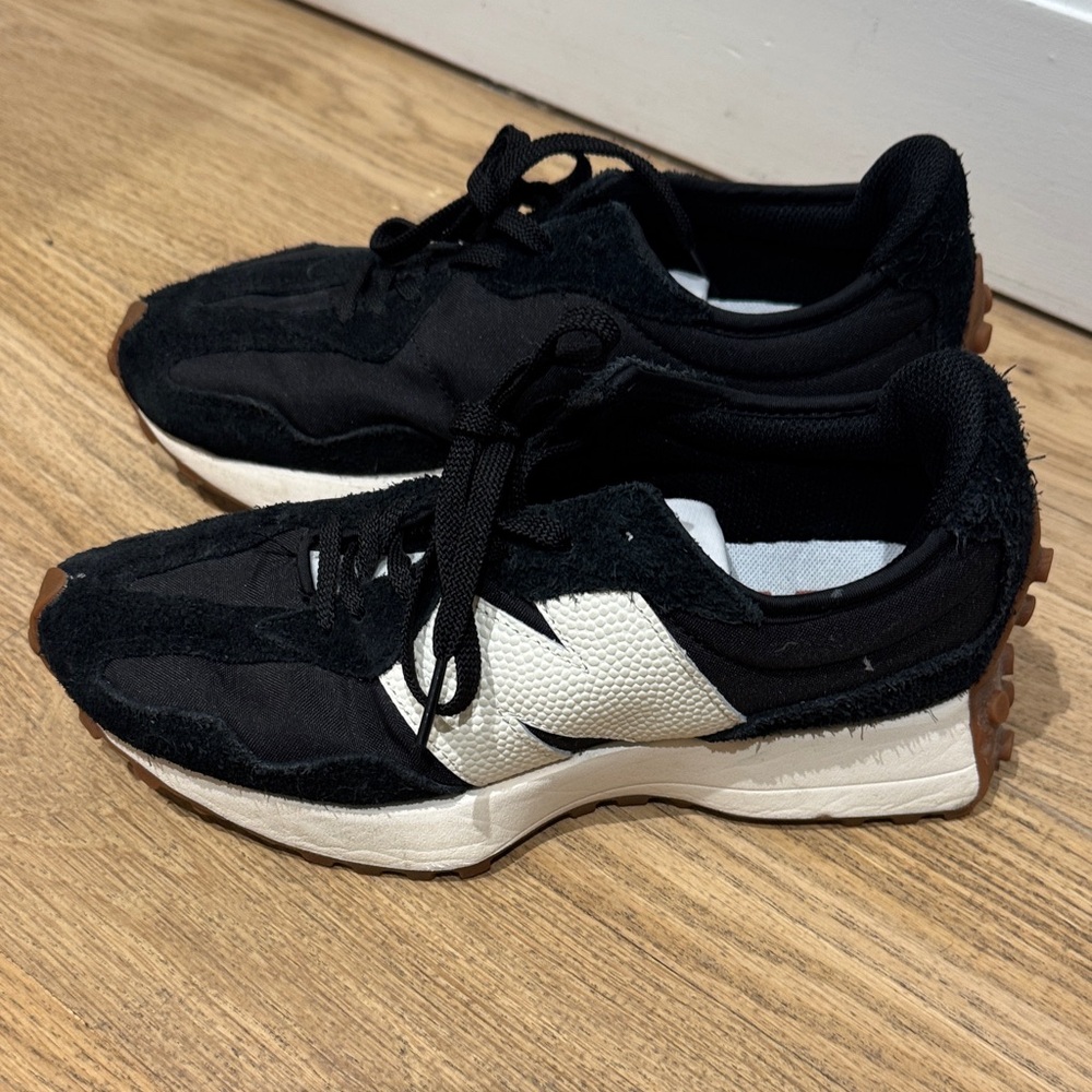 New Balance women Black and Cream Sneakers - Picture 3 of 3